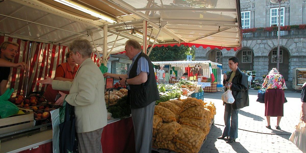 1200px-Markt_am_Rathaus